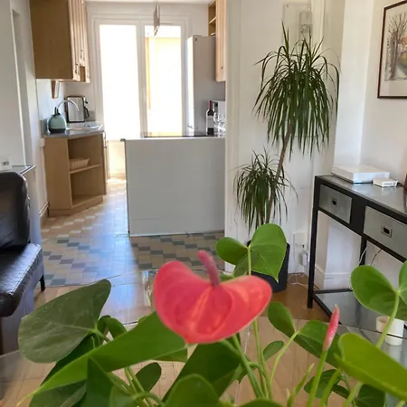 Spacieux, Lumineux Et Bien Place Pour 6personnes, Parking Interieur