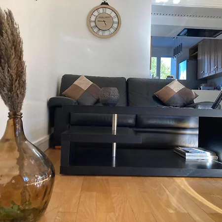Spacieux, Lumineux Et Bien Place Pour 6personnes, Parking Interieur Apartment Villeurbanne