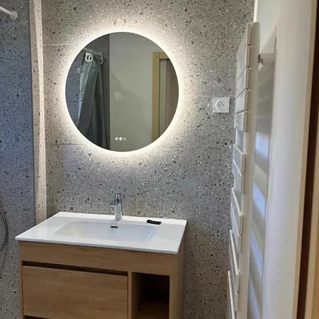 Spacieux, Lumineux Et Bien Place Pour 6personnes, Parking Interieur *